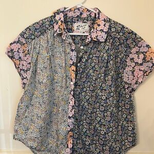 American Eagle Floral Pattern Shirt. Size Small. Great condition. Runs large.
